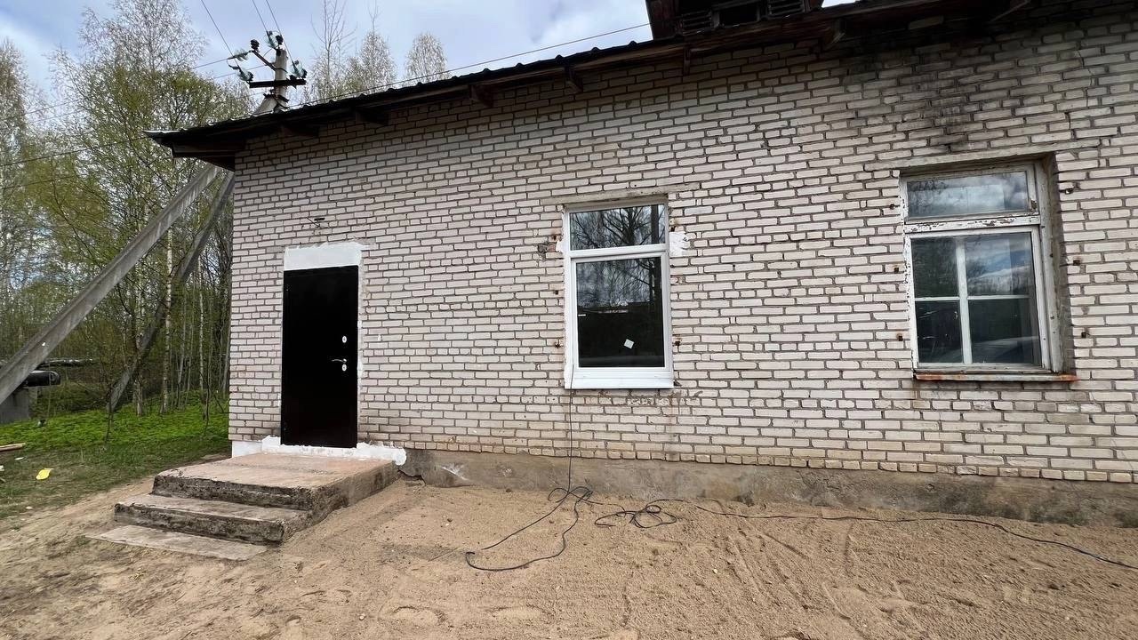 В поселке Суда на улице Гагарина идет ремонт помещения, где планируется разместить почтовое отделение.