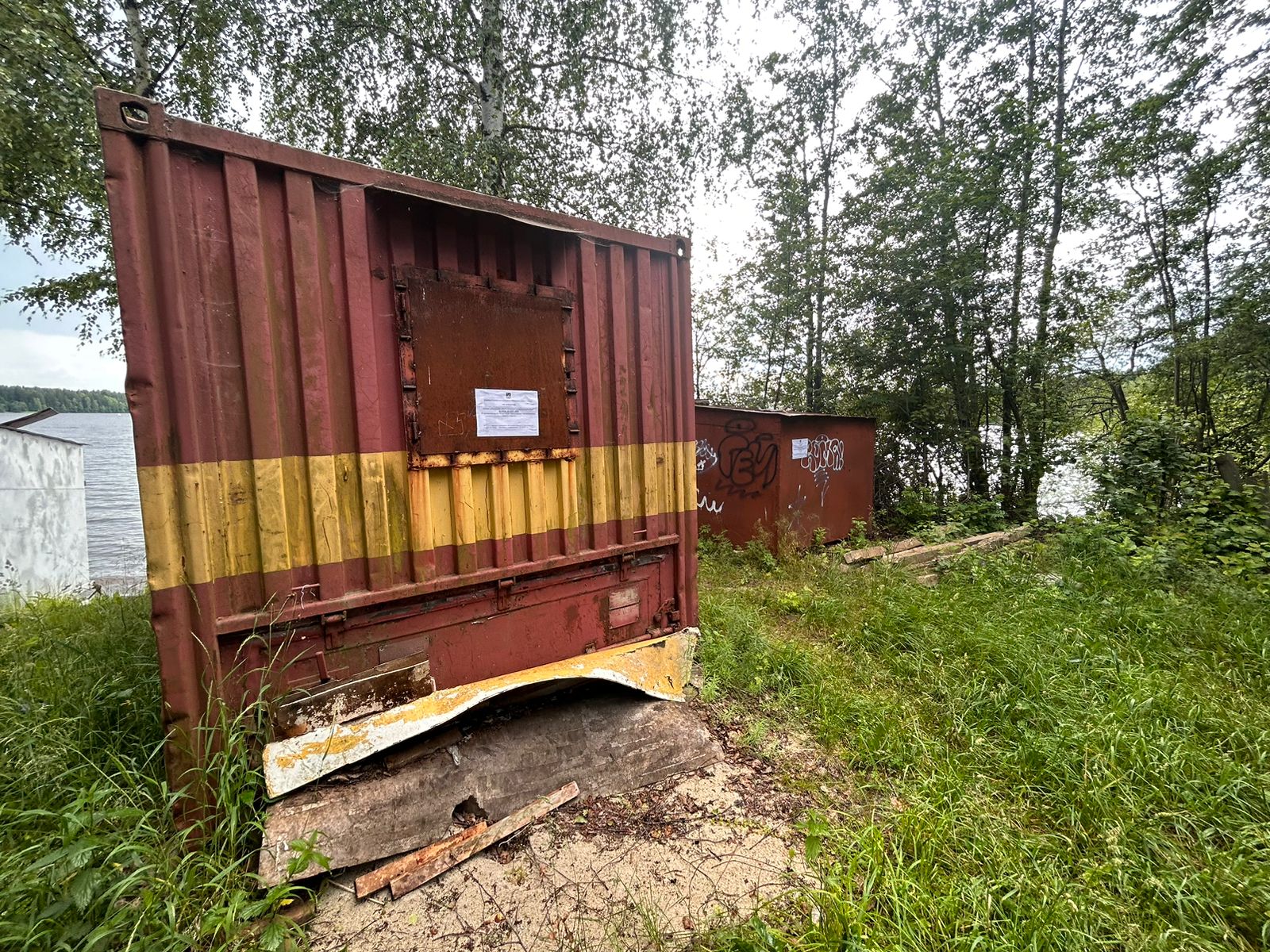 Администрация Череповецкого муниципального района просит в добровольном порядке убрать металлические гаражи.