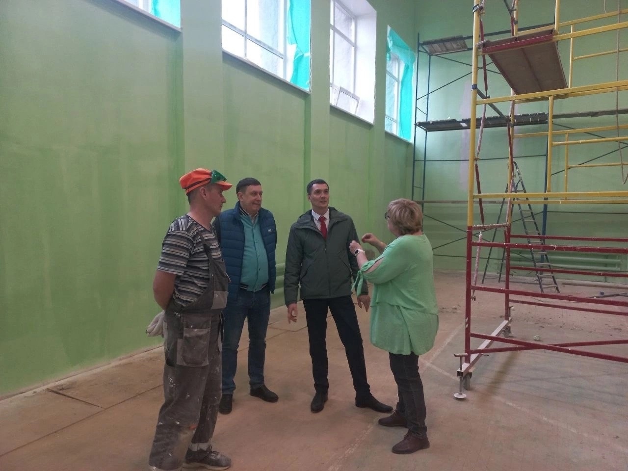 Продолжаются ремонтные работы спортивного зала во Дворце культуры и спорта «Победа» в Климовском.