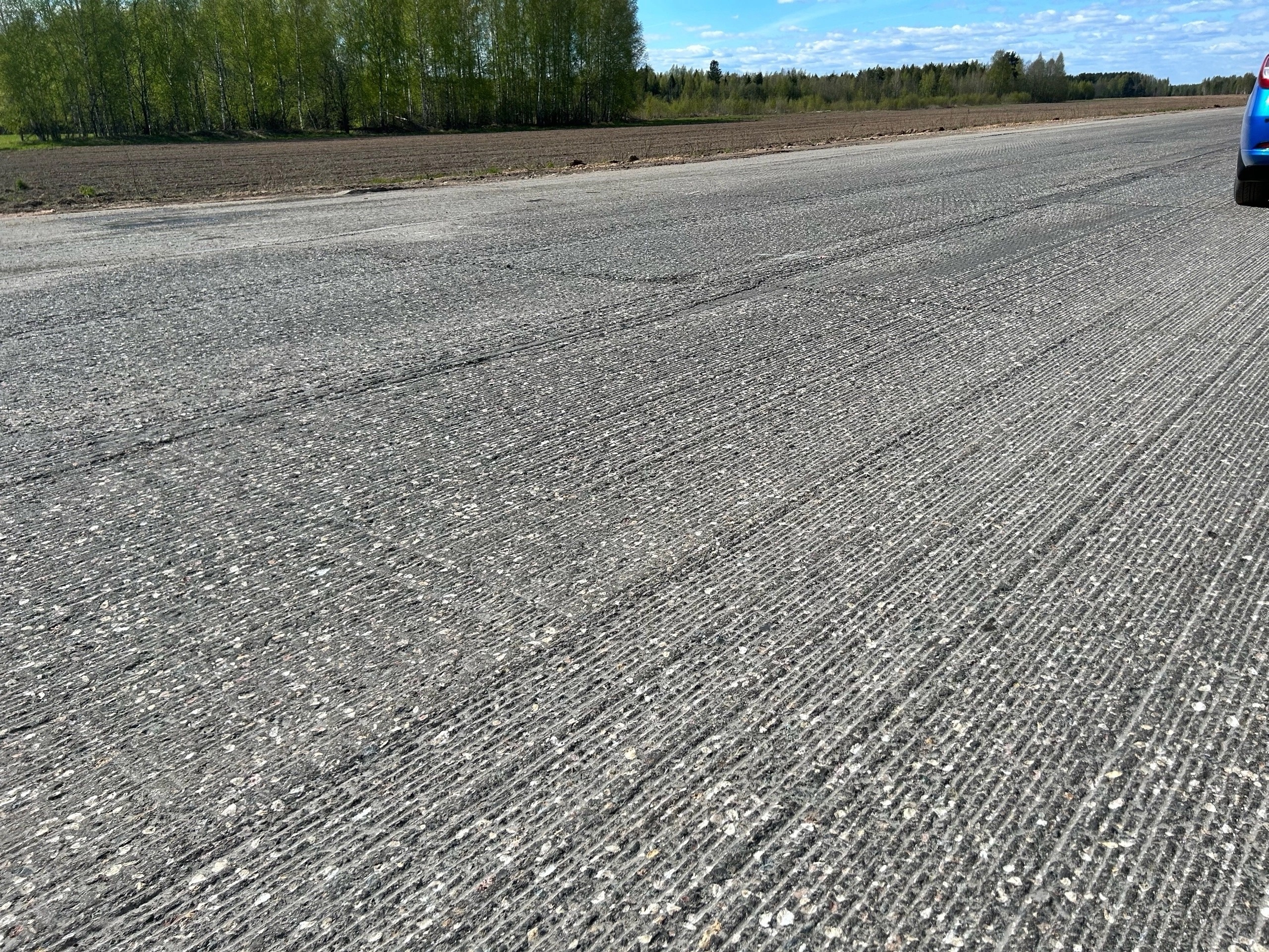 Возобновлены ремонтные работы на дороге от федеральной трассы в сторону деревни Коротово Уломского поселения.